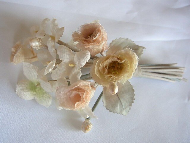 霧の中の小花ブーケコサージュの画像1枚目