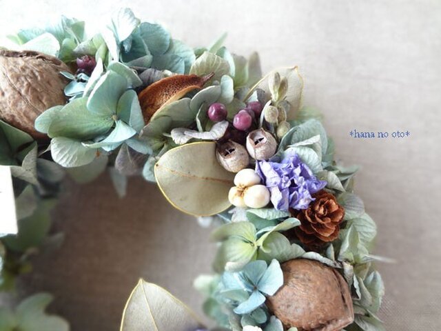 紫陽花とクルミのドライリース | iichi 日々の暮らしを心地よくする