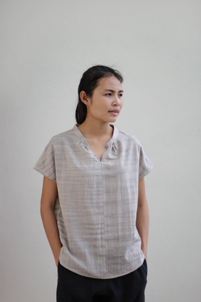 スタンドカラーの半袖ブラウス