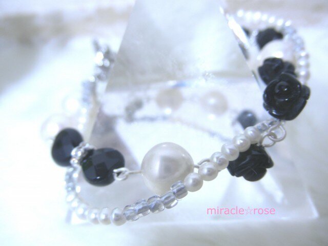 黒薔薇と淡水パールのゴシック調ブレスレットの画像1枚目