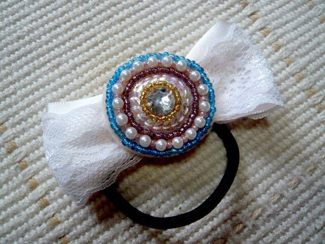 ビーズ刺繍とリボンのヘアゴムの画像1枚目