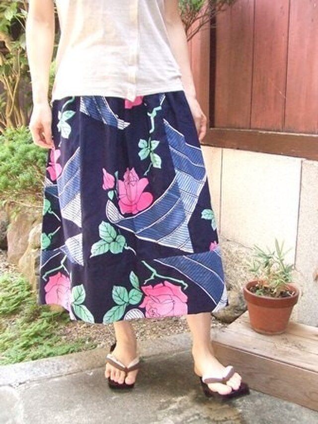 ゆかたｄｅスカート☆大きなバラと水流の古浴衣リメイク