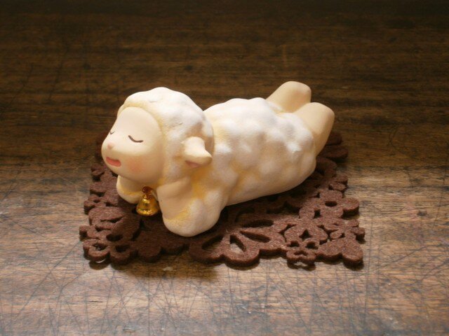ヒツジの置物 BY博多人形師の画像1枚目