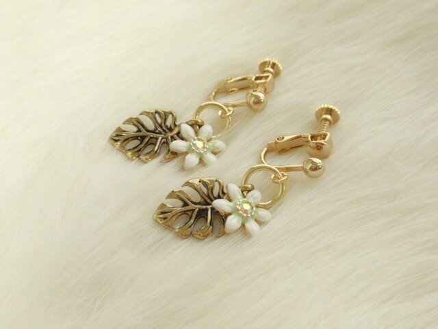 白花&モンステラ イヤリングorピアス(樹脂・チタン金具変更可)の画像1枚目