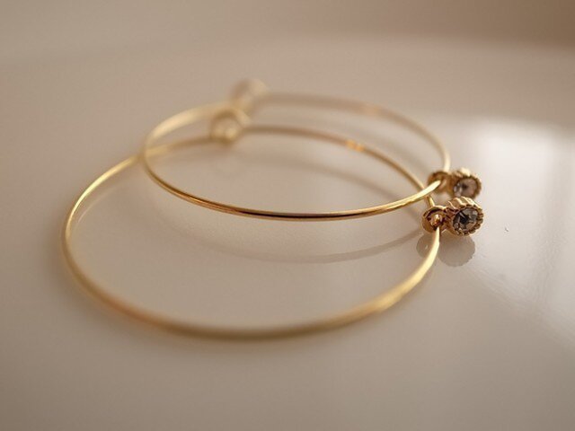 glitter charm hoop earringsの画像1枚目