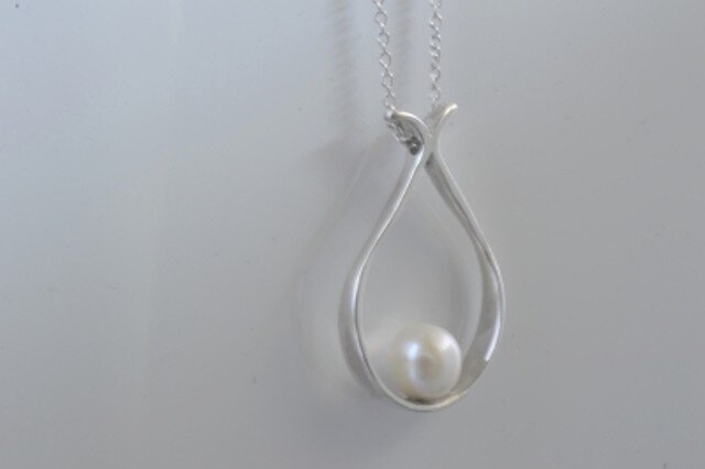 Silver and Pearl Necklaceの画像1枚目