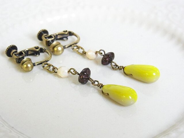 ぽとり、しずくのイヤリング gray×yellowの画像1枚目