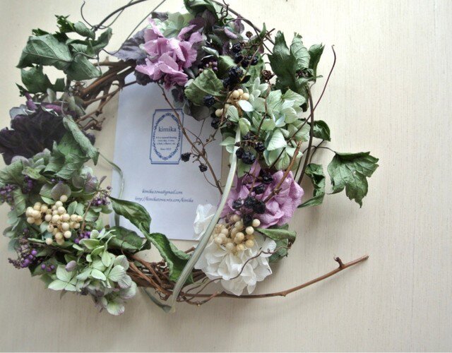 野葡萄の実が踊る紫達のwreathの画像1枚目