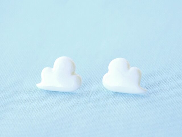 白磁のピアス(浮き雲)の画像1枚目