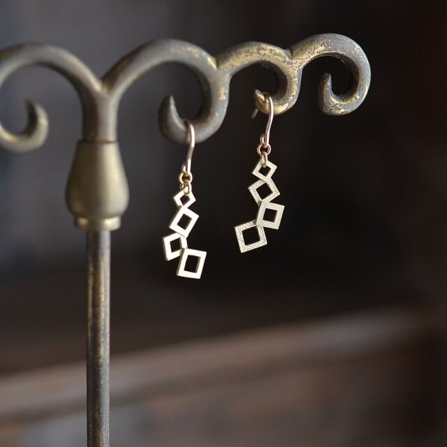 14kgf★Square Line Pierceの画像1枚目