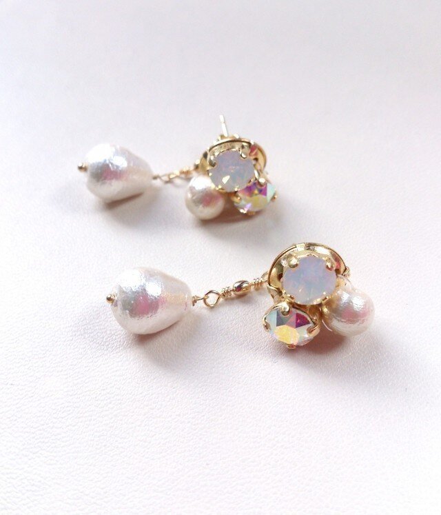 パールとスワロのプチビジューピアス/イヤリングの画像1枚目