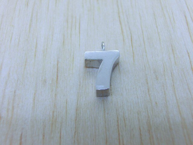 【7】数字のペンダント+チェーン付きの画像1枚目