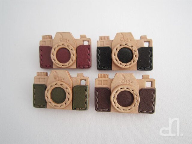 本革 カメラのブローチ(受注製作)の画像1枚目