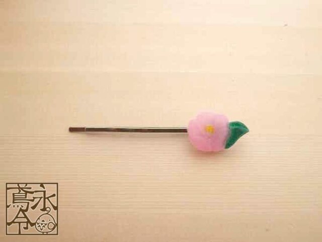 ヘアピン 葉っぱつきのピンク色の椿(右)の画像1枚目