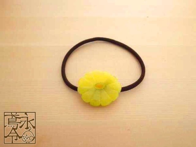 髪ゴム 不透明な黄色の饅頭菊の画像1枚目