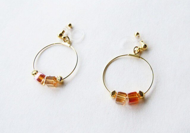【3色】クリスタルキューブのフープピアス・イヤリングの画像1枚目