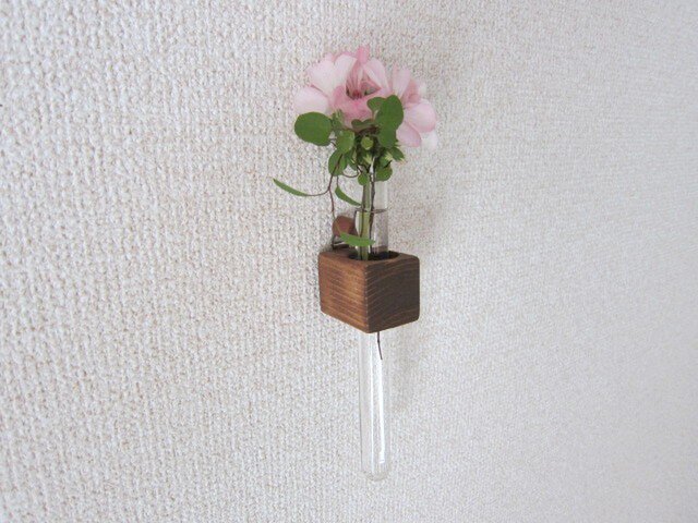 木の壁掛け一輪挿し(ウォルナット)の画像1枚目