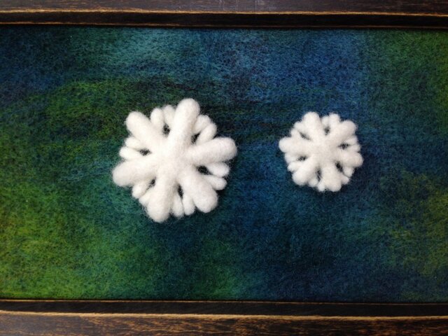 Y様ご注文品:羊毛のブローチ*雪の結晶の親子の画像1枚目