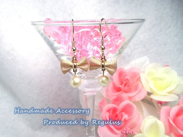 メタルパーツリボンにバロックパールが揺れる可愛いフックピアス