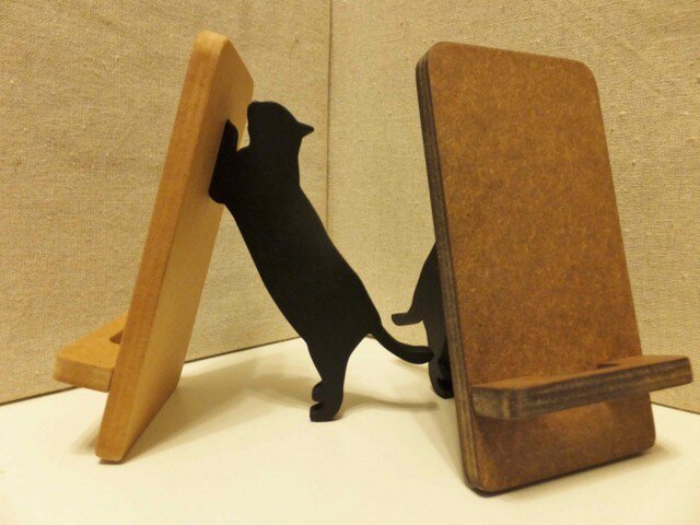 黒猫が支える携帯・スマホスタンド☆台座の色が選べます | iichi 日々