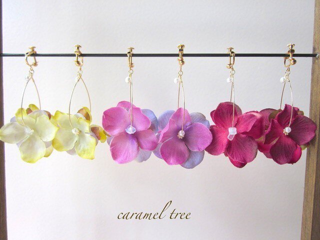 あじさいの花*クリスタルとしずくフープのイヤリングの画像1枚目