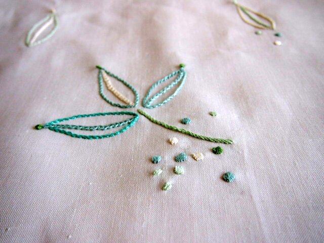 フランスアンティーク総手刺繍リネンクロス※ローズパニエとリボン 薔薇とリボン刺繍 テーブルセンタークロス - 薔薇と天使の