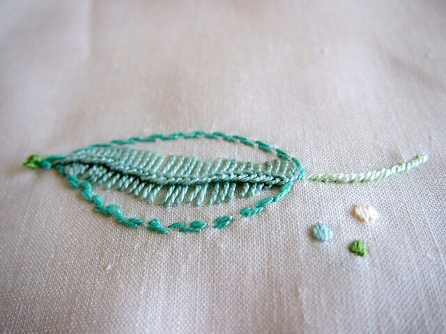 葉の刺繍のリネンのクロス | iichi 日々の暮らしを心地よくする