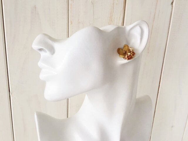 染め花の小花と蕾のピアスA(キャメル) iichi ハンドメイド・アンティーク・食品・ギフト・手作り ムラ染めコサージュピアス