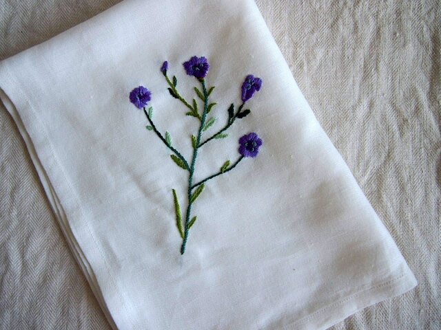 フラックス（亜麻）の刺繍をしたコットン＆リネンのマルチクロス