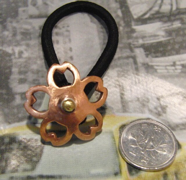 銅ブロンズ製 桜花型ヘアゴムループコンチョ 髪留め バッグボタン飾り ペットの首輪飾りにも Iichi ハンドメイド クラフト作品 手仕事品の通販