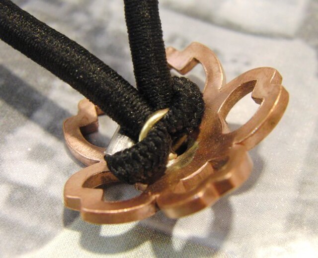 銅ブロンズ製 桜花型ヘアゴムループコンチョ 髪留め バッグボタン飾り ペットの首輪飾りにも Iichi ハンドメイド クラフト作品 手仕事品の通販