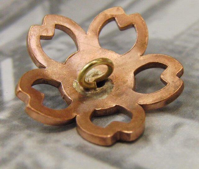 銅ブロンズ製 桜花型ヘアゴムループコンチョ 髪留め バッグボタン飾り ペットの首輪飾りにも Iichi ハンドメイド クラフト作品 手仕事品の通販