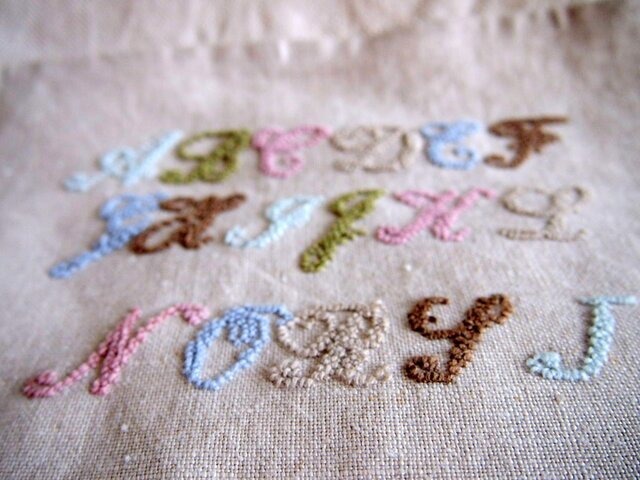 アルファベットを刺繍したリネンのクロス | iichi 日々の暮らしを