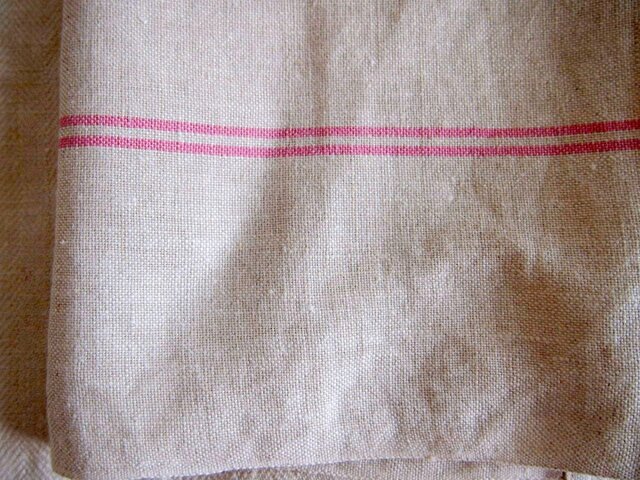 アルファベットを刺繍したリネンのクロス | iichi 日々の暮らしを