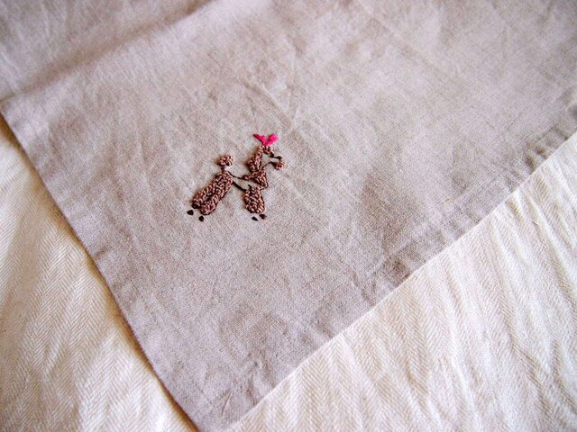 プードルを刺繍したリネンのクロス A | iichi 日々の暮らしを心地よく