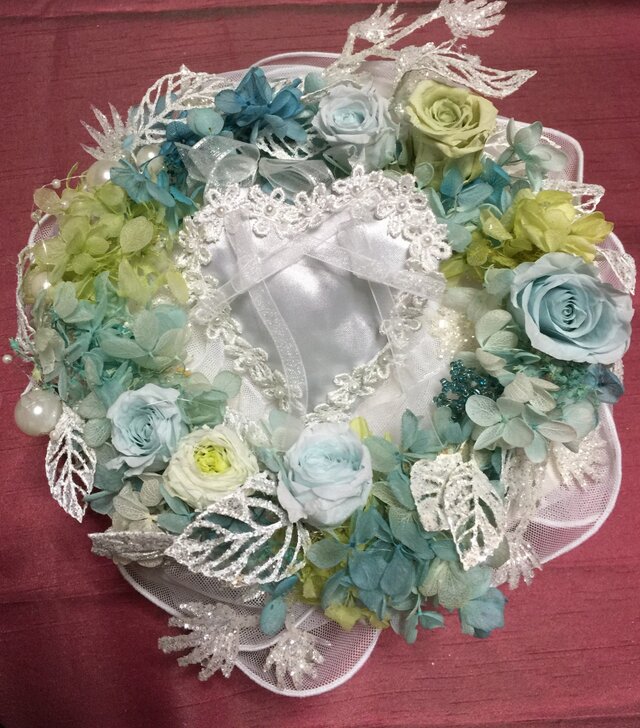 ホワイトリーフとバラのリース