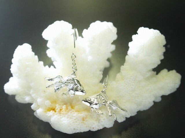 プレミアム ピュアシルバー(Ag999) 金魚 フックピアス | iichi 日々の