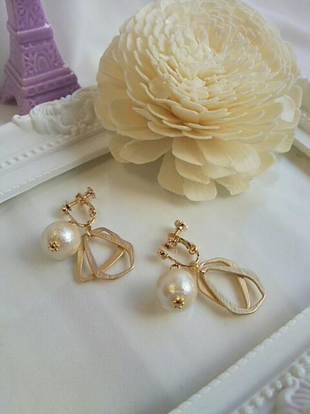 コットンパールとマッドメタルのスウィングイヤリング