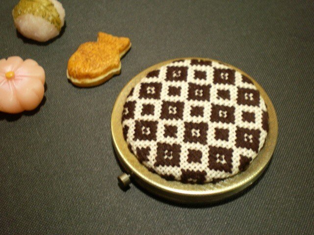 こぎん刺し*Wミラーコンパクト*アンティークゴールド×焦茶の画像1枚目
