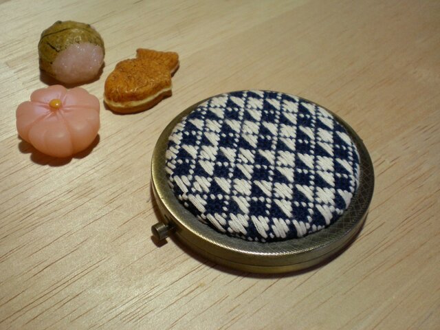 こぎん刺し　鏡加工 こぎん刺し*WミラーコンパクトアンティークG鱗重ね | iichi 日々