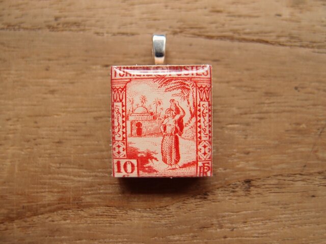 チュニジアの切手を使ったスクラブルタイルペンダントの画像1枚目