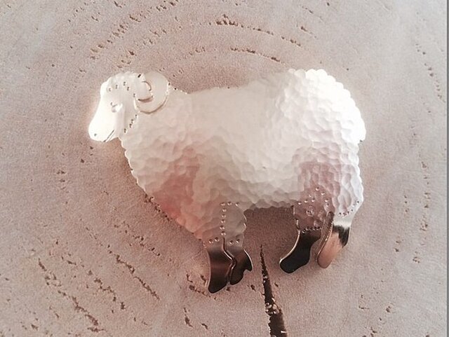 羊◇真鍮鍛金ブローチ | iichi 日々の暮らしを心地よくする