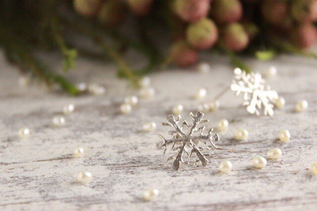 雪の結晶ピアス シルバー(スタッドタイプ)の画像1枚目