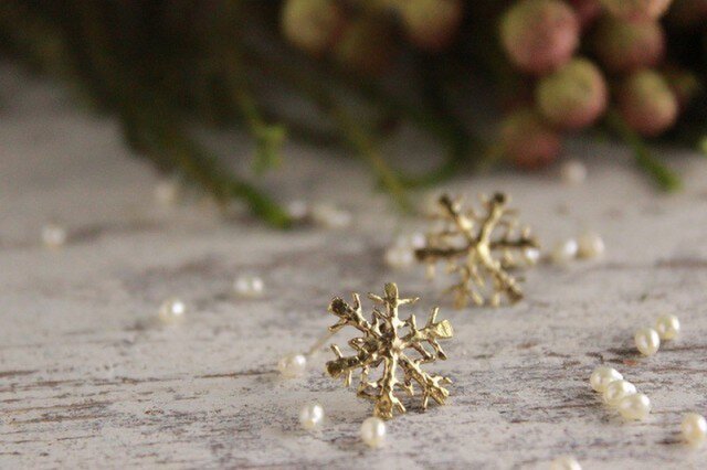 雪の結晶ピアス 真鍮(スタッドタイプ)の画像1枚目