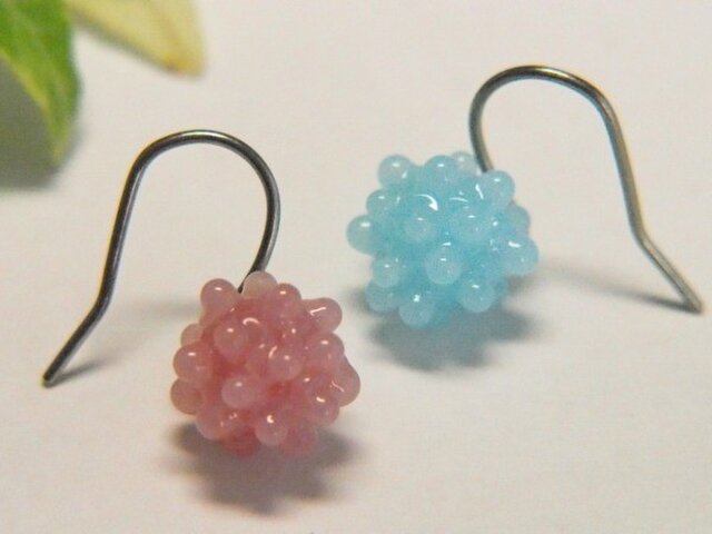 こんぺいとう1粒ピアス もも色×ミルキーブルーの画像1枚目
