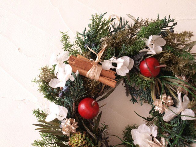 雪降る森のクリスマスリース | iichi 日々の暮らしを心地よくする