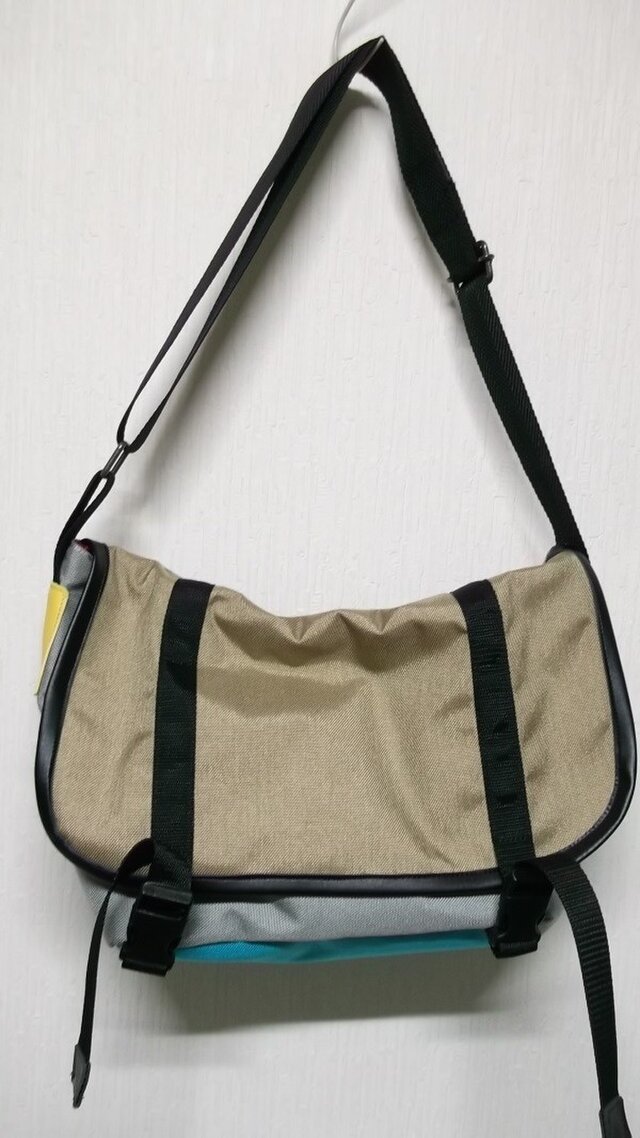 コーデュラナイロンのメッセンジャーバック