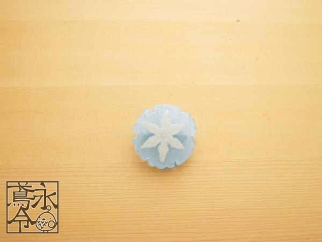 ブローチ 薄い水色の雪輪に花のような白色の雪の結晶の画像1枚目