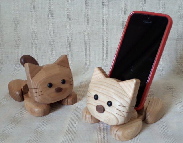 ネコのスマホスタンド(楡材(茶系)&栓材(白系))2個セットの画像1枚目