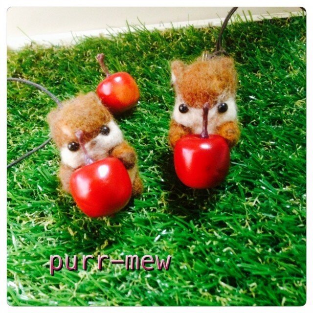 りんごリスのペンダントの画像1枚目